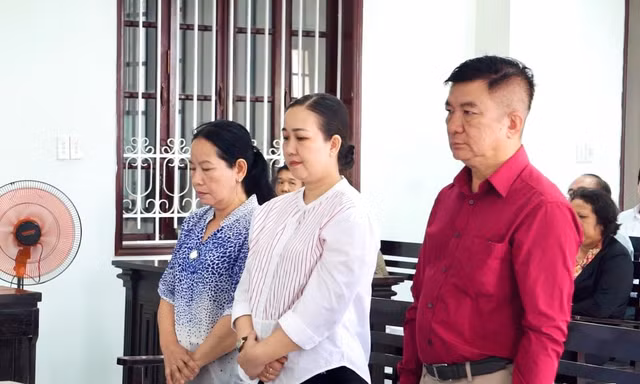 Cựu giám đốc Bệnh viện Vĩnh Long cùng 2 thuộc cấp lĩnh án vì chỉ định thầu cho Cty Việt Á