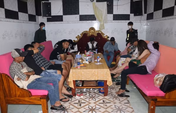 Hàng chục nam nữ 'bay lắc' trong quán karaoke