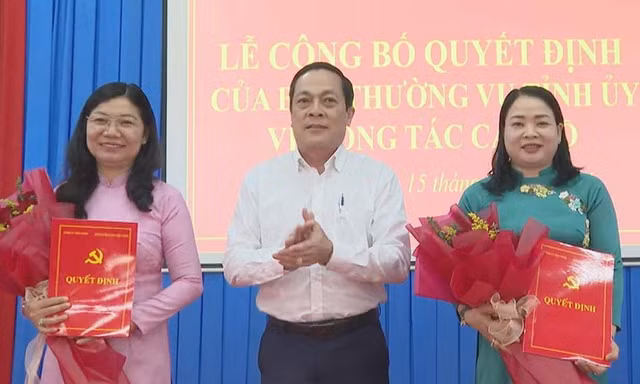 Trao quyết định của Ban Thường vụ Tỉnh ủy Trà Vinh về điều động cán bộ