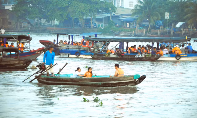 Phạt chủ tàu vì 'chặt chém' khách du lịch thăm chợ nổi Cái Răng