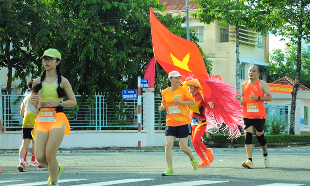 Hơn 5.000 vận động viên chạy tại Mekong Delta Marathon lần thứ 6