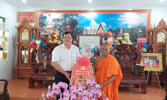 Lãnh đạo tỉnh Kiên Giang, Trà Vinh thăm, chúc mừng lễ Sene ĐôlTa của đồng bào Khmer