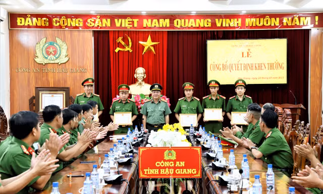 Khen thưởng lực lượng cứu hộ kịp thời hai nạn nhân ngạt khí ở bồn chứa xăng