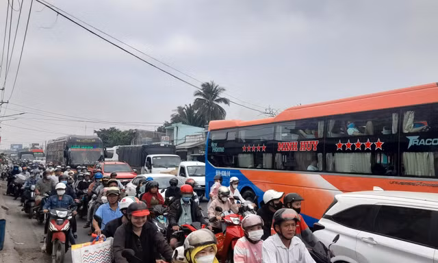 Quốc lộ về Hậu Giang đông nghẹt sáng 29 tháng Chạp