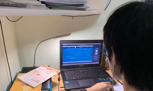Máy tính là thiết bị không thể thiếu để phục vụ các em học sinh học tập trực tuyến. Ảnh: Nghiêm Huê