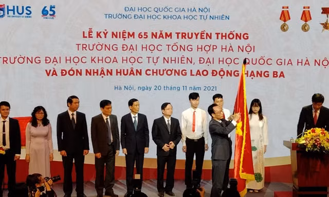 Trường Đại học Khoa học Tự nhiên nhận Huân chương Lao động hạng ba