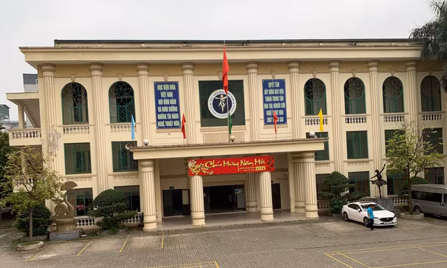 Hàng trăm học sinh Học viện Múa Việt Nam 'chết đứng' khi ra trường tay trắng