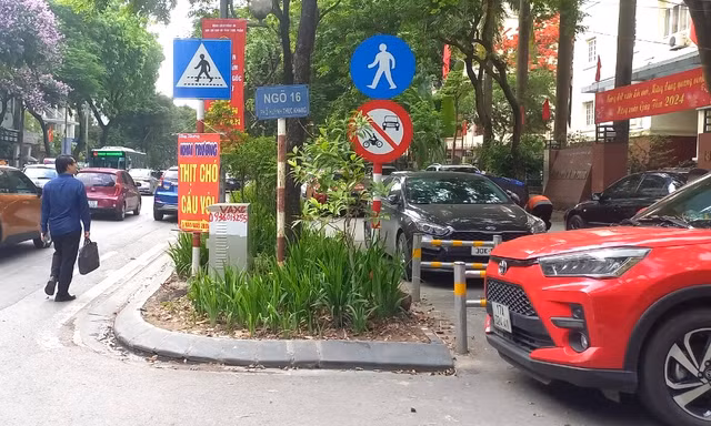 Cận cảnh các tuyến đường đi bộ tại Hà Nội thành bãi trông xe, tập kết rác