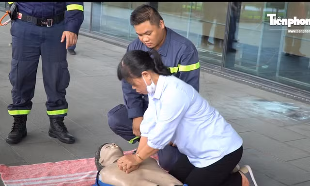 Người dân Hà Nội trải nghiệm cách thoát hiểm, sơ cứu người trong hỏa hoạn và đuối nước đúng cách
