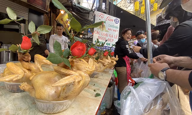 Chen chân mua đồ cúng ở ‘chợ nhà giàu’ ngày 30 Tết