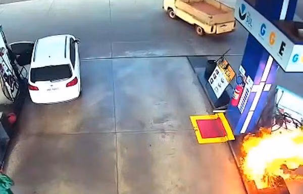 Lửa bốc cháy ngùn ngụt tại trạm xăng khi tài xế xe tải kéo sập cột bơm xăng