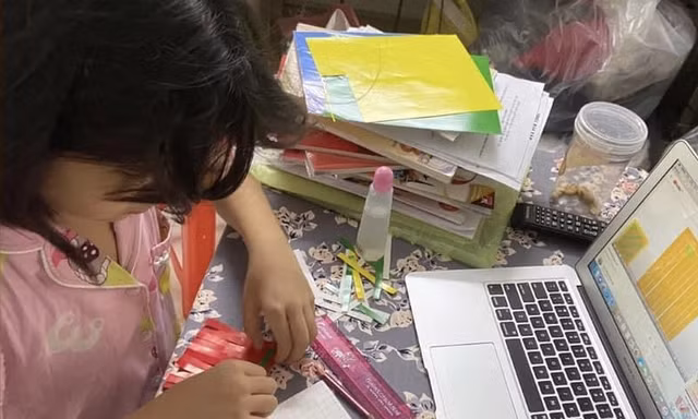 Học sinh than trời vì học online lên tới 10 tiết/ ngày, thầy cô cũng oải vì “độc thoại“