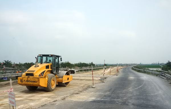 Đoạn đường đang được gấp rút sửa chữa
