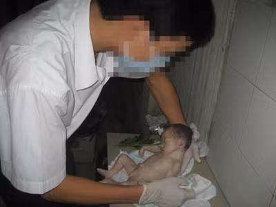 Hài nhi xấu số được tắm rửa khâm liệm