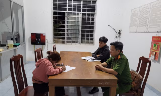 Bán vàng để đầu tư vào trò chơi trên mạng rồi đến công an báo bị cướp
