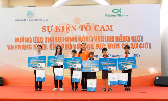 'Tô cam' hưởng ứng hành động vì bình đẳng giới