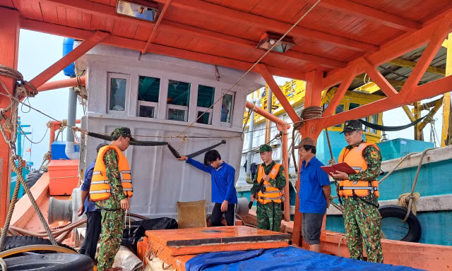 Bắt tàu cá chở khoảng 50.000 lít dầu DO không rõ nguồn gốc