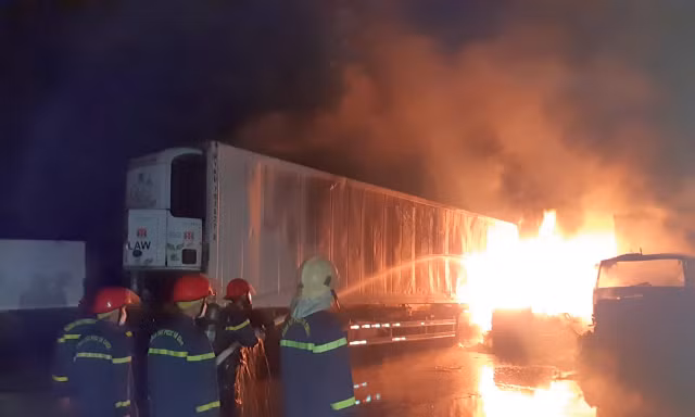 3 xe container cháy dữ dội kèm theo nhiều tiếng nổ lớn