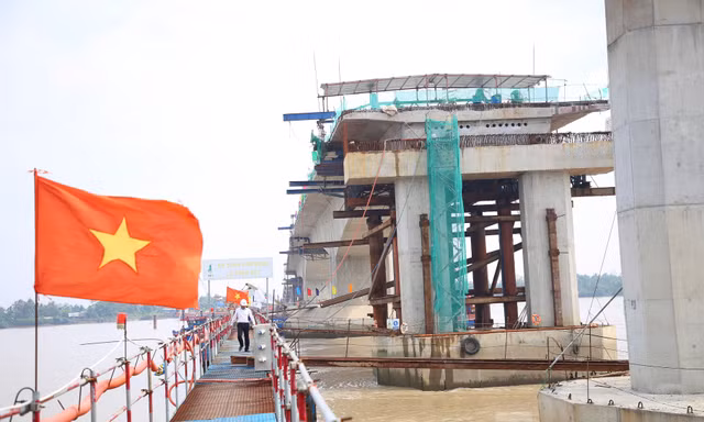 Hợp long cây cầu của dự án 8.000 tỷ, nối hai tỉnh của ĐBSCL