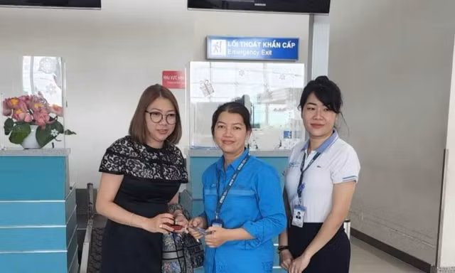 Nữ nhân viên sân bay trả lại viên kim cương hơn nửa tỷ đồng cho khách