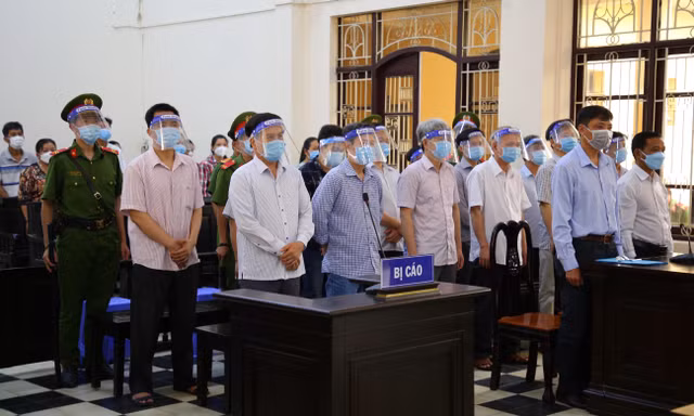 Hoãn phiên xét xử cựu Chủ tịch TP Trà Vinh vì luật sư nhiễm SARS-CoV-2