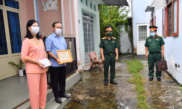 Khen thưởng, động viên chiến sĩ trẻ tham gia chống dịch bị mắc COVID-19 