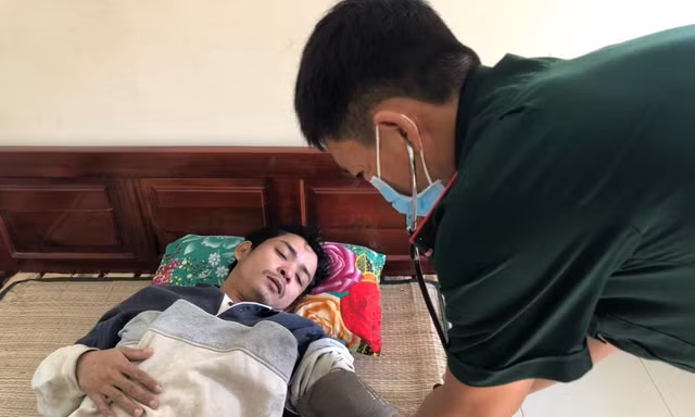 Cứu sống ngư phủ trôi suốt đêm trên biển 