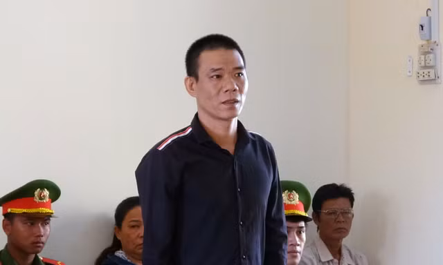 Gọi cửa không ai ra mở, vác dao chém vợ hờ và con riêng 