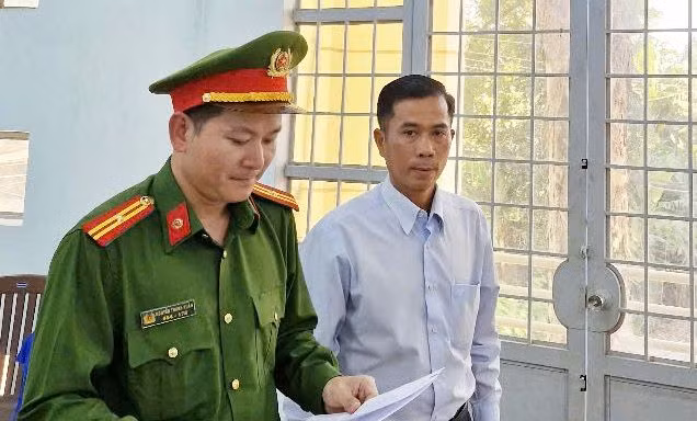 Giám đốc Văn phòng đăng ký đất đai chỉ đạo miễn thu tiền dịch vụ cho bản thân và 55 người thân quen