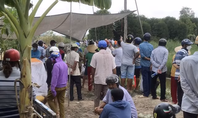 Xuyên đêm bơm thoát nước, phát hiện thi thể dưới vuông tôm