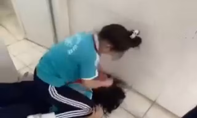 Nói "đẹp mà chảnh" nữ sinh lớp 8 bị nhóm bạn đánh trong nhà vệ sinh, quay clip