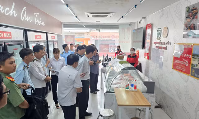 Công an gặp người tố cáo C.P Việt Nam bán 'thịt bẩn' tiếp nhận chứng cứ