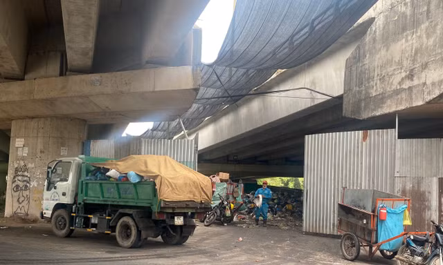 Cần Thơ: Yêu cầu xử lý, khắc phục điểm tập kết rác dưới gầm cầu gây ô nhiễm 