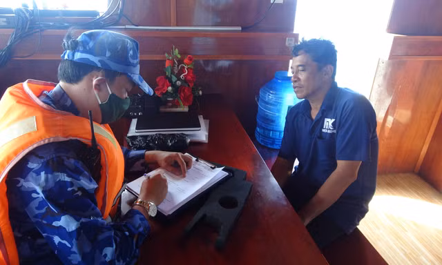 Bắt giữ ba tàu cá vận chuyển khoảng 200.000 lít dầu không rõ nguồn gốc