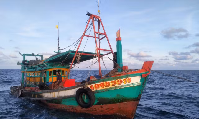 Ngư dân Kiên Giang bị nhóm người lạ tấn công bằng bom xăng, đạn chì trên biển