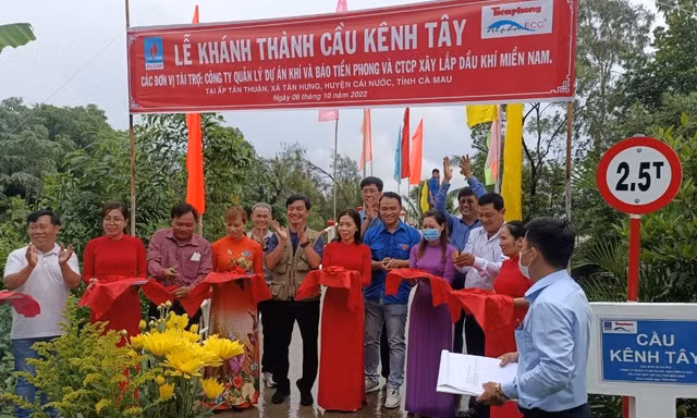 Báo Tiền Phong và nhà tài trợ khánh thành cầu nông thôn tại Cà Mau
