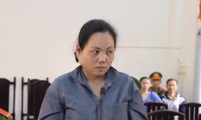 Mâu thuẫn việc bế con, vợ đổ xăng đốt chồng