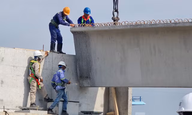 Cận cảnh lắp nhịp dầm đầu tiên cầu 8.000 tỷ bắc qua sông Hậu