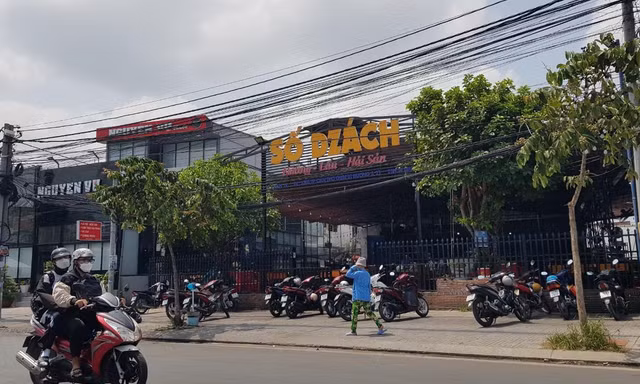 Xông vào quán nhậu đâm chém loạn xạ, nhiều người bị thương