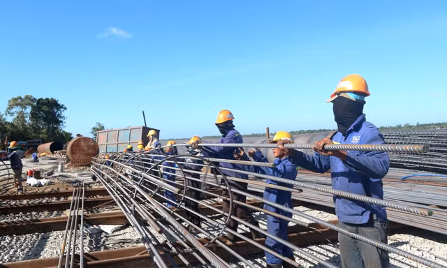 Đại công trình cầu nối Sóc Trăng - Trà Vinh tất bật ngày giáp Tết