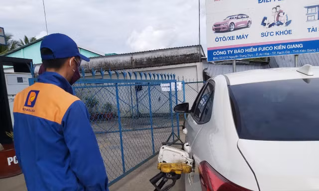 Đi liên tỉnh 45 km mua xăng bất thành, tài xế nơm nớp lo ô tô chết máy