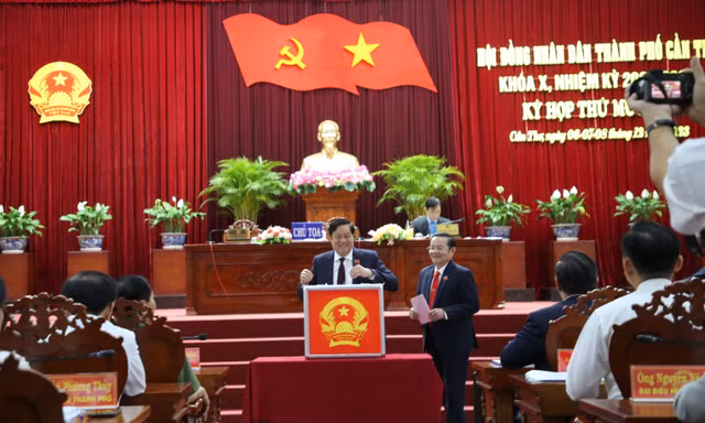 Cần Thơ công bố kết quả phiếu tín nhiệm lãnh đạo HĐND, UBND thành phố