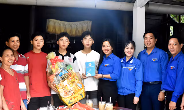 3 anh em ruột tên 'Tấn, Tài, Lộc' tình nguyện cùng nhập ngũ 1 ngày