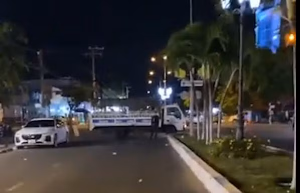 Thực hư thông tin công an dùng xe chuyên dụng chặn hai đầu quán ăn tại Kiên Giang