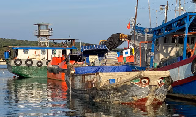 Bắt tàu không số chở hơn 10 tấn đường lậu trên biển 