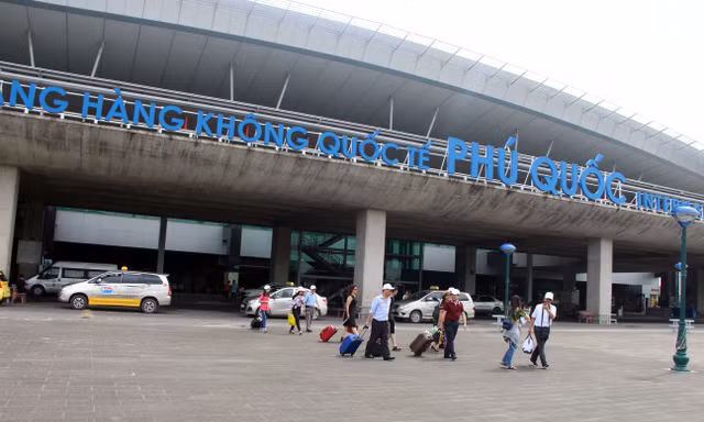Nhân viên sân bay Phú Quốc trả lại hơn 125 triệu đồng cho khách bỏ quên