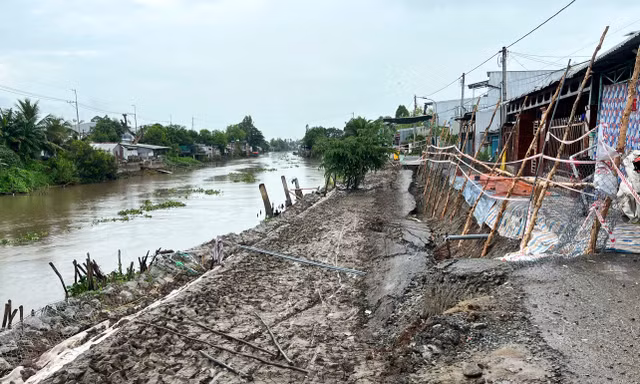 Liên tiếp 3 vụ sạt lở ở An Giang, nhà dân cheo leo trên bờ vực