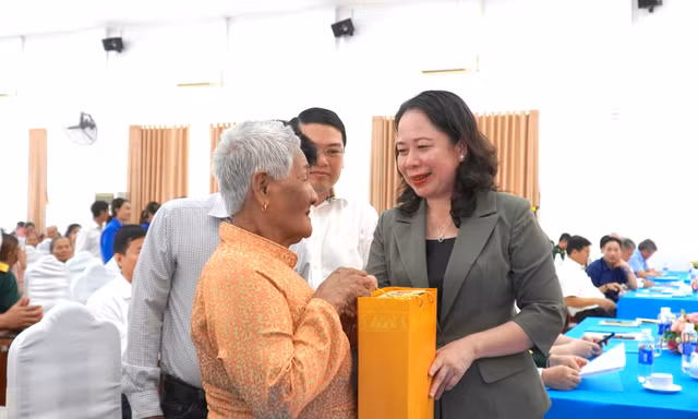 Phó Chủ tịch nước Võ Thị Ánh Xuân thăm, tặng quà các gia đình chính sách tại Kiên Giang