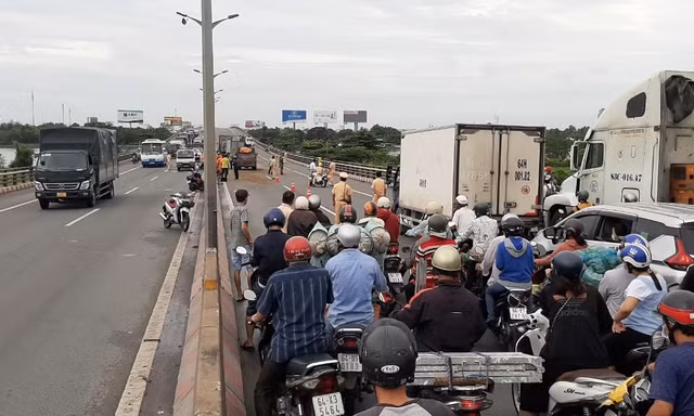Tai nạn liên hoàn trên cầu Cần Thơ, kẹt xe kéo dài hàng cây số