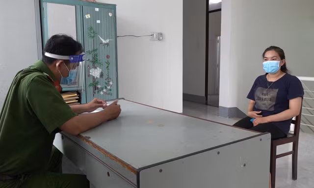 Tự cấp giấy đi đường sai quy định, đánh cán bộ công an tại chốt kiểm dịch